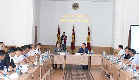 ЕЭК Министри  Данил Ибраев КР министрликтеринин жана бизнес-ассоциацияларынын өкүлдөрү менен өлкөнүн ЕАЭБга биригүү процессин талкуулашты